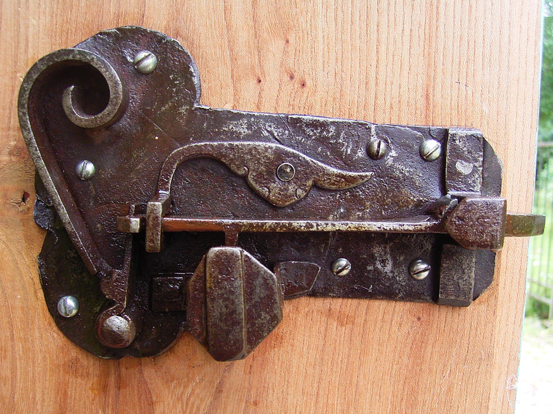 Antique padlock-style warded mechanism